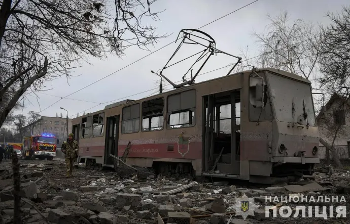 Tűzoltók dolgoznak egy rakétabecsapódás helyszínén Zaporizzsjában – Fotó: Ukrán rendőrség