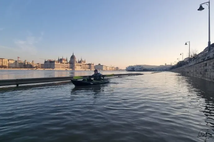 Kajakkal evezett végig az elöntött budapesti rakpartokon a Kerékpárosklub elnöke