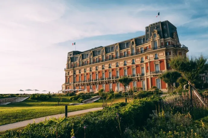 Meztelenre vetkőztették és székhez kötözték egy francia luxusétterem fiatal szakácsát a kollégái