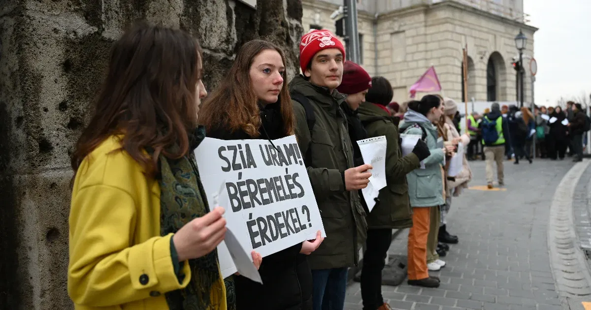 Az év utolsó munkanapjának utolsó óráiban társadalmi egyeztetésre bocsátották a tanárok béremelését