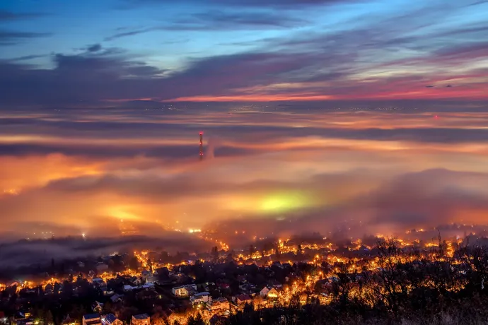 Csak egyetlen fotó a ködpaplanba burkolózó Budapestről, de micsoda fotó!