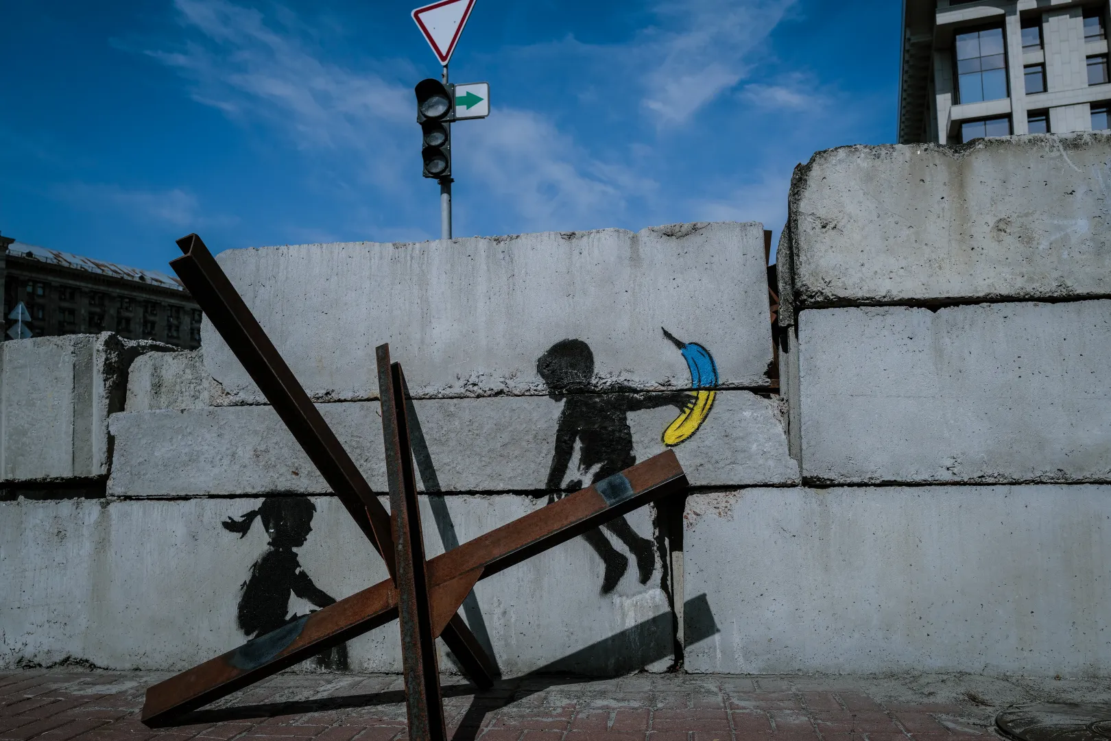Banksynek tulajdonított kijevi graffiti egy libikókává tett tankcsapdával a kijevi Majdanon – Fotó: Huszti István / Telex