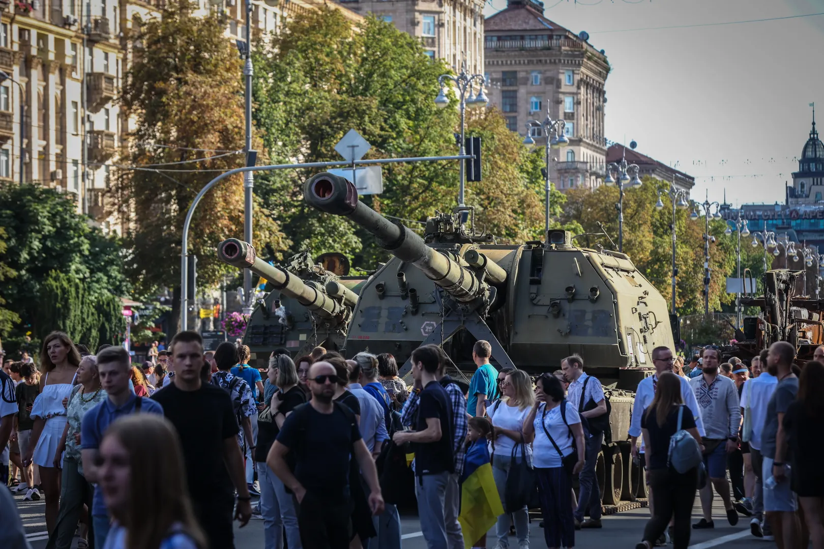 Kijev belvárosa Ukrajna függetlenségének ünnepnapján, oroszoktól zsákmányolt harci járművekkel – Fotó: Huszti István / Telex