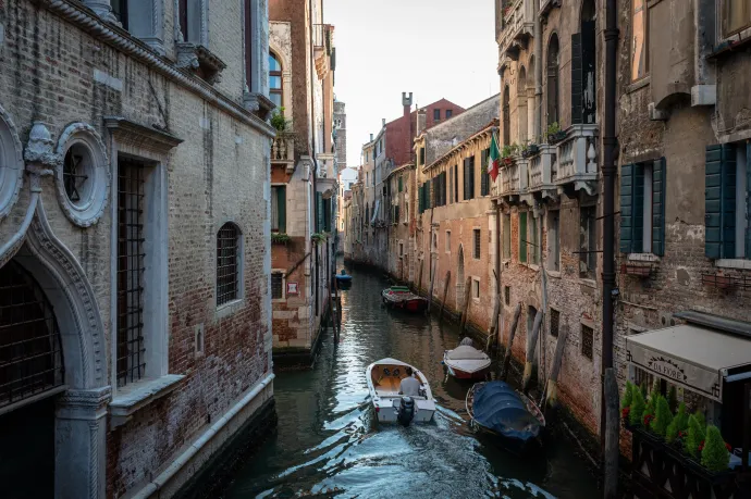 Velence júniustól 25 főben korlátozza a turistacsoportok számát
