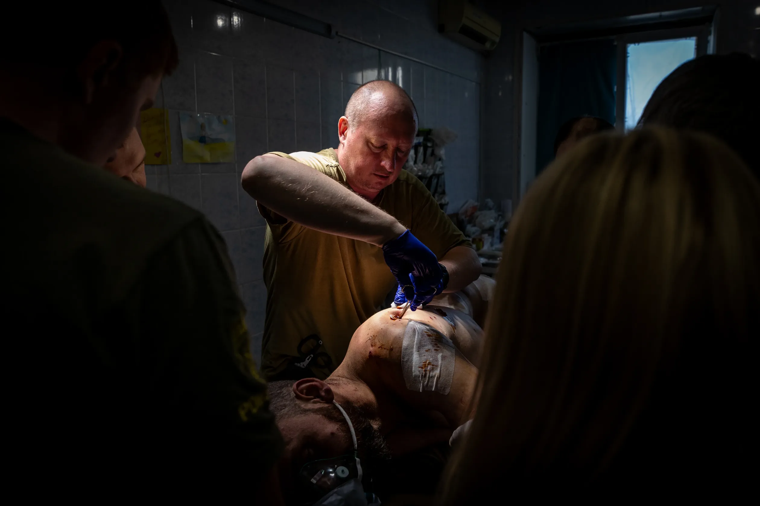 Gyors műtét egy frontkórházban – Fotó: Huszti István / Telex