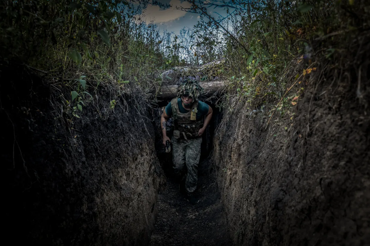 Lövészárokrendszer az ukrán oldalon, nem messze az orosz frontvonaltól – Fotó: Huszti István / Telex