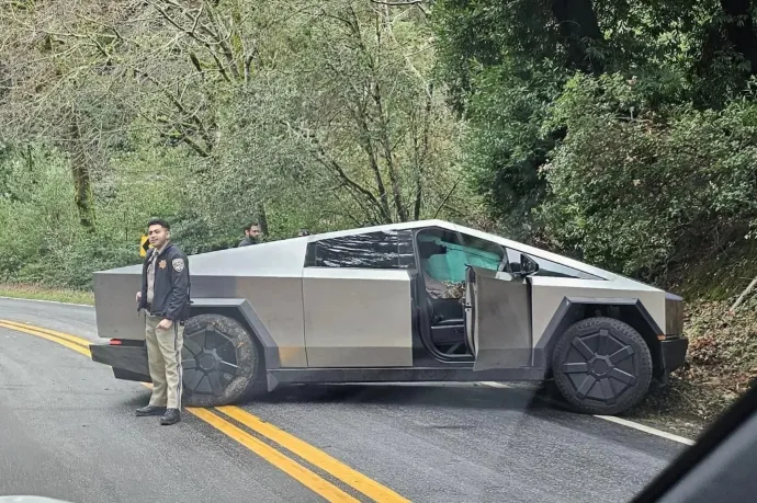 Megvolt az első Tesla Cybertruck-karambol