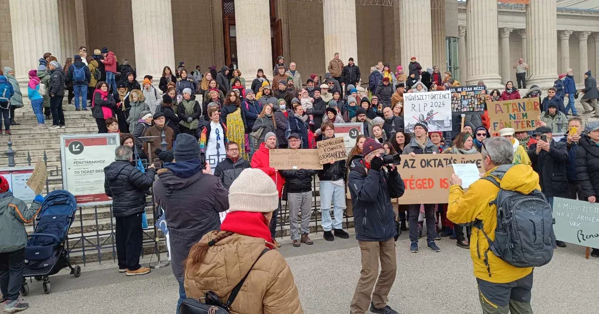 Tüntetést tartottak a Hősök terén azért, hogy ne szűnjön meg a művészettörténet tantárgy