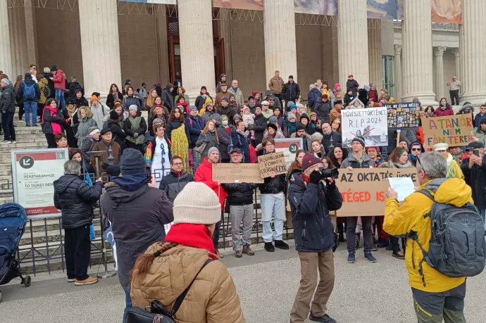 Tüntetést tartottak a Hősök terén azért, hogy ne szűnjön meg a művészettörténet tantárgy