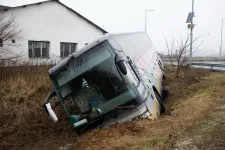 Az árokba borult egy ukrán autóbusz a Nyírségben