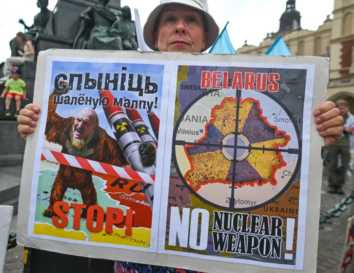 Ukrán aktivisták tüntetnek az orosz atomfegyverek Belaruszba telepítése ellen Krakkóban 2023. július 23-án – Fotó: Artur Widak / NurPhoto / NurPhoto via AFP