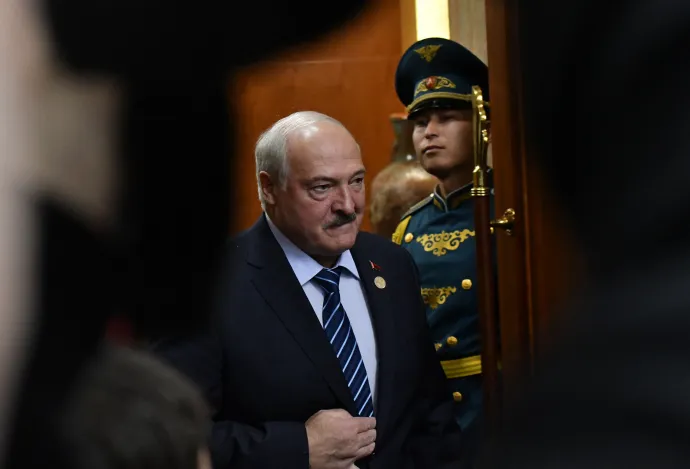 Alekszandr Lukasenko belarusz elnök érkezik a Független Államok Közössége (FÁK) találkozójára Kirgizisztánban 2023. október 13-án – Fotó: Vyacheslav Oseledko / AFP