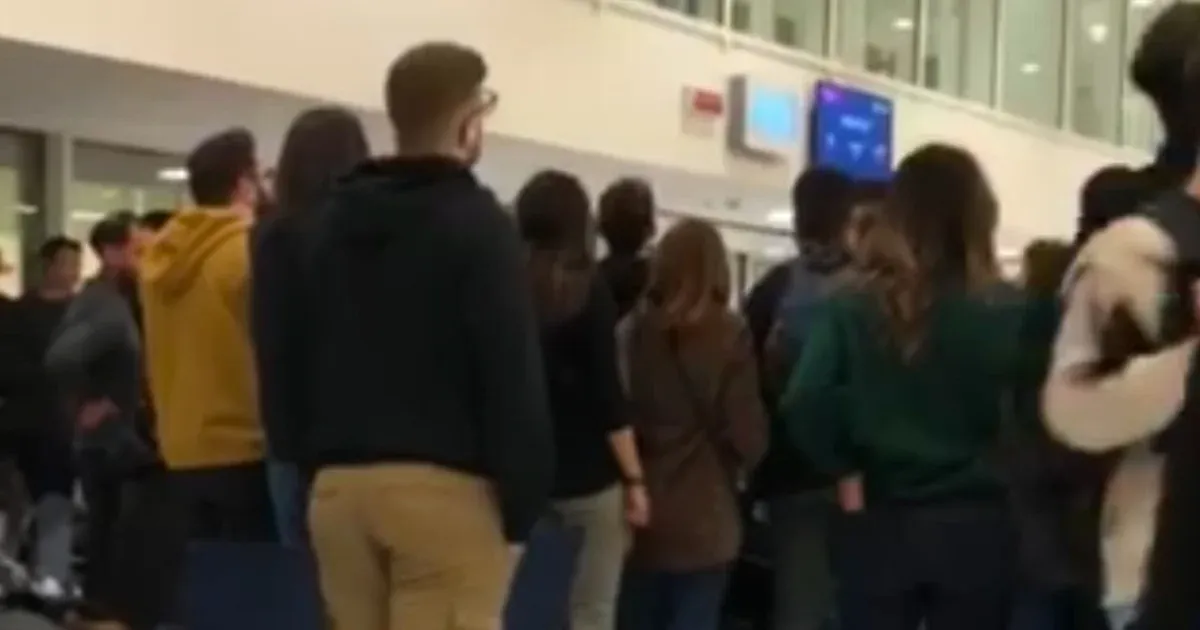 A reptéri buszon durranthatják a pezsgőt a Wizz Air utasai, pedig már előző éjjel meg kellett volna érkezniük