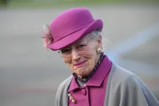 52 év uralkodás után lemond a Gyűrűk urát illusztráló, láncdohányos dán királynő