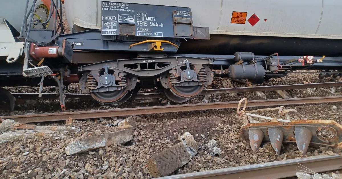 Fémcsavarokat lőtt ki a sín melletti házakra a Nagymarosnál kisiklott vonat