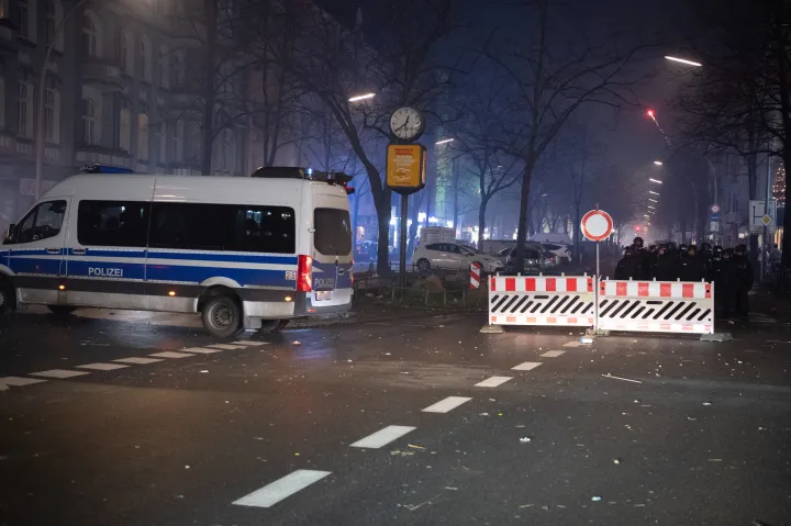 300 embert tartóztattak le Berlinben szilveszter éjjelén, 15 rendőr sérült meg
