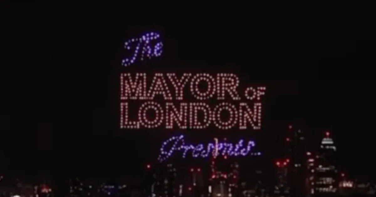 London polgármestere bemutatja: Egy égre írt felirat miatt háborognak a britek