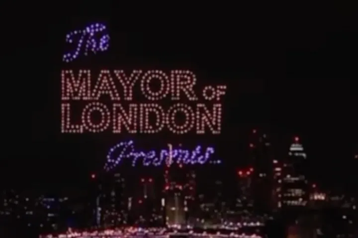 London polgármestere bemutatja: Egy égre írt felirat miatt háborognak a britek