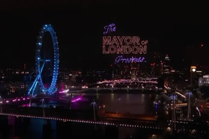 London polgármestere bemutatja: Egy égre írt felirat miatt háborognak a britek