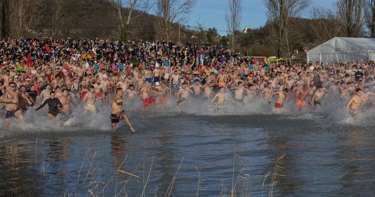 Idén is tömegek mártóztak meg a fagyos Balatonban a szigligeti strandon