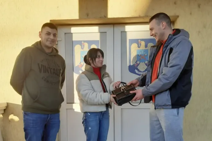 Egy fiatal pár közel egy évi megtakarítását találta meg egy taxisofőr, gondolkodás nélkül jelentkezett a helyi rendőrségen