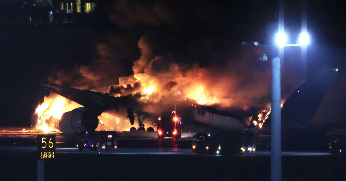 Lángolva szánkázott végig a tokiói reptér kifutóján a Japan Airlines utasszállítója