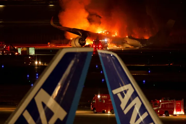 Öt ember meghalt, amikor a tokiói reptéren összeütközött két gép, hatalmas tűzgolyóvá vált az egyik