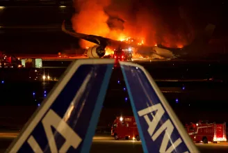 Öt ember meghalt, amikor a tokiói reptéren összeütközött két gép, hatalmas tűzgolyóvá vált az egyik