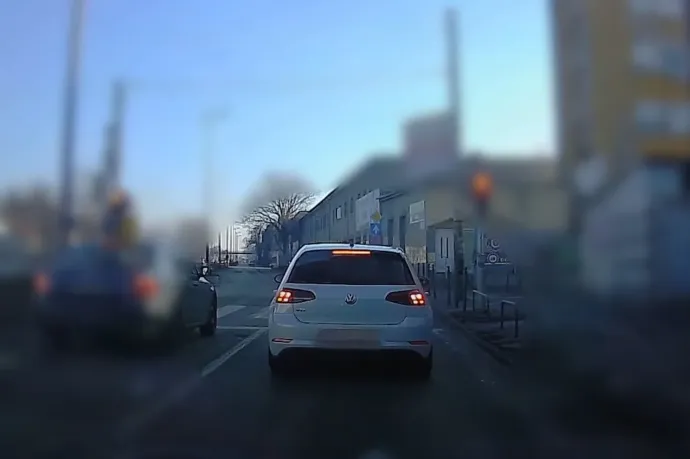 50 helyett 122 km/h-ig húzatta ki az ajándék Volkswagen GTI-t a ferihegyi gyorsforgalminál, hogy letesztelje, mennyivel tud menni