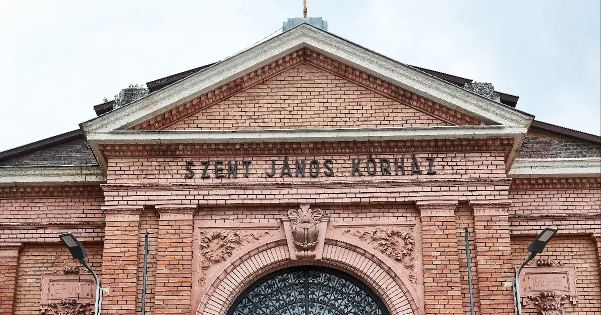 Újabb ok az egészségmegőrzésre: ismét egyre tovább kell várni a műtétekre Magyarországon