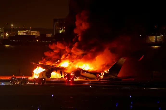 A lángoló repülőgép a tokiói Haneda reptéren – Fotó: Issei Kato / Reuters