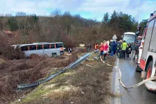 Legalább 10 ember megsérült, amikor egy romániaiakat szállító autóbusz teherautónak ütközött Bulgáriában