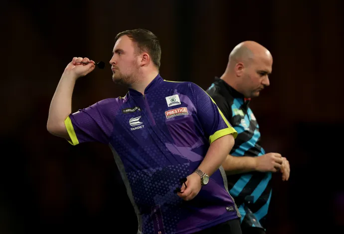 Luke Littler 6-2-re verte a dartsvilágbajnokság elődöntőjében Rob Crosst – Fotó: Tom Dulat / Getty Images