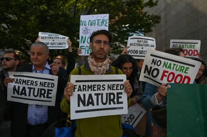 A gazdáknak szükségük van a természetre – üzenték a környezetvédelmi aktivisták egy brüsszeli tüntetésen, 2023. május 31-én. A tüntetés a „Boerenbond” és „Copa-Cogeca” mezőgazdasági szervezetek ellen irányult és a természethelyreállítási törvény fontosságára hívta fel a figyelmet – Fotó: Artur Widak / NurPhoto / AFP