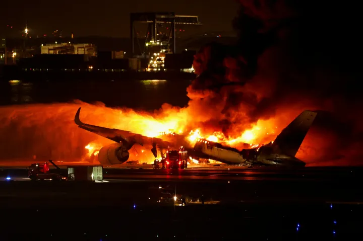 A korábbi tragédiák miatt hozott előírások és fegyelem mentette meg a lángoló repülőről menekülőket