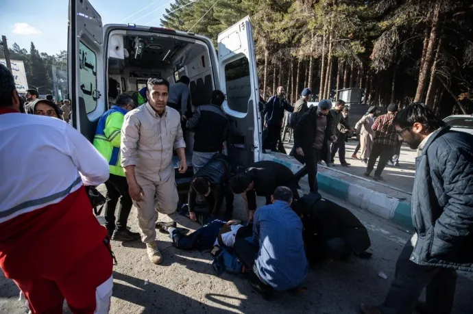 Sebesültet ápolnak a robbantások után – Fotó: MTI/EPA/Mehr News Agency