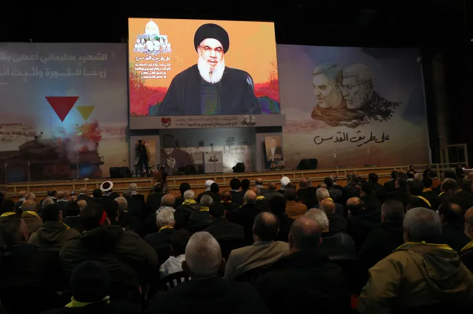A Hezbollah vezetőjének, Haszán Naszrallahnak a beszédét hallgatják Bejrútban 2024. január 3-án – Fotó: Anwar Amro / AFP