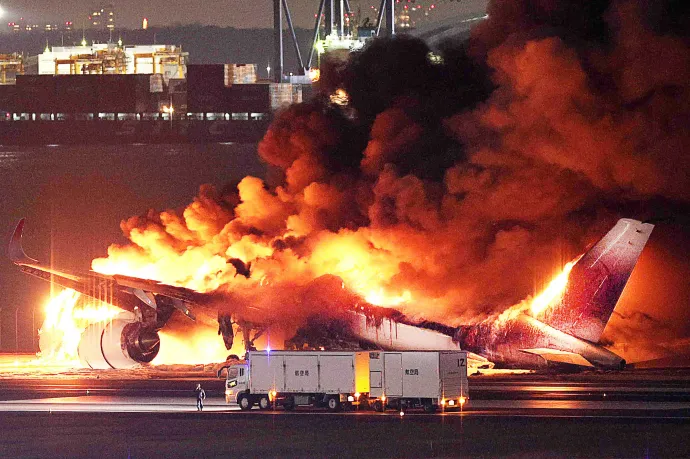 A lángba borult repülőgép a Haneda repülőtéren – Fotó: Str / Jiji Press / AFP