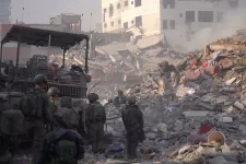 Franciaország és Jordánia repülőről juttatott humanitárius segélyeket a Gázai övezetbe