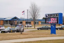 Egy hatodikos diák meghalt, mikor egy 17 éves diák tüzet nyitott Iowa egyik középiskolájában