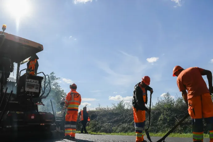 Sosem dolgoztak még ennyien Magyarországon, de egyre több magyar külföldön vállal munkát