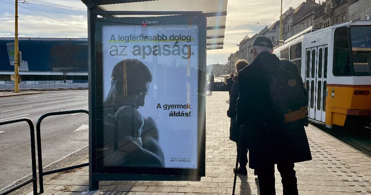 A legférfiasabb dolog az apaság – képviselői fizetéséből indított plakátkampányt Novák Előd