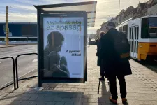 A legférfiasabb dolog az apaság – képviselői fizetéséből indított plakátkampányt Novák Előd
