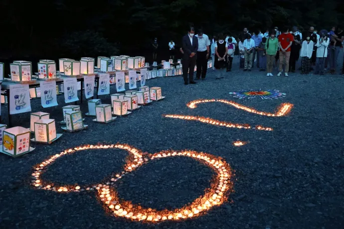 Hozzátartozók emlékeznek a JAL 123-as járat áldozataira – Fotó: Str / JIJI Press / AFP