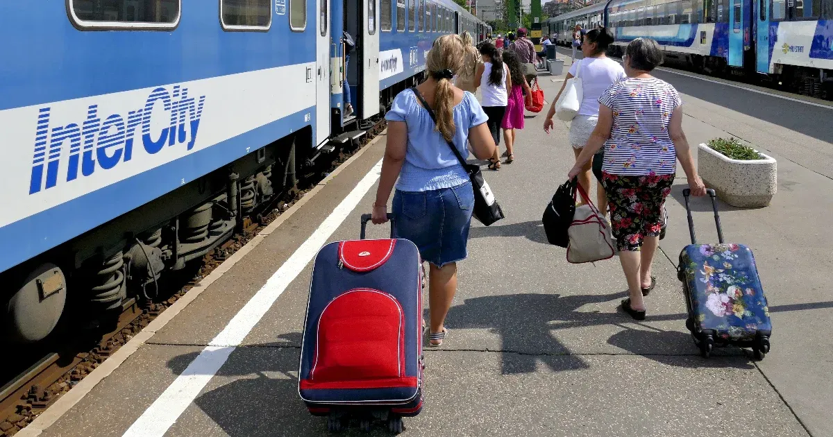 Több mint húszezer tárgyat hagytak fent vonatokon és buszokon, a fele visszakerült a tulajdonoshoz