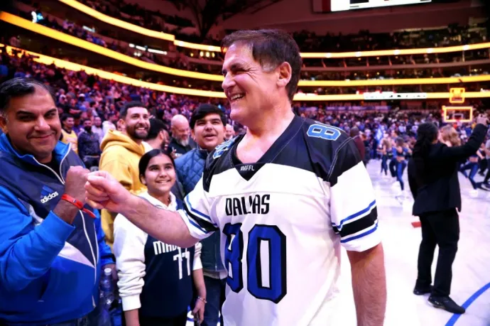 Több mint 12 milliárd forintnyi bónuszt fizet a dolgozóinak a Dallas Mavericks volt többségi tulajdonosa