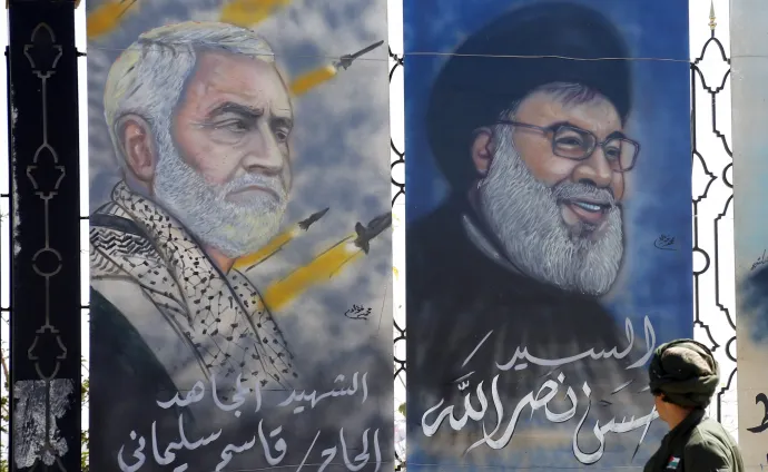 Haszán Naszrállah, a Hezbollah főtitkára (jobbra), illetve a rakéták kíséretében ábrázolt Kászím Szulejmáni vezérőrnagy, az Iráni Forradalmi Gárda nemzetközi műveleteiért felelős Kudsz néhai parancsnoka egy jemeni falfestményen – Fotó: Mohammed Hamoud / Getty Images