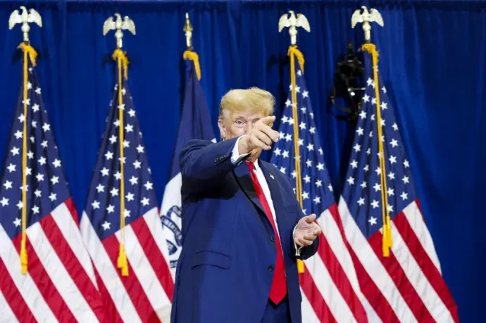 Trump megint Orbánt dicsérte, majd elkezdett hülyeségeket hadoválni a mágnesek működéséről