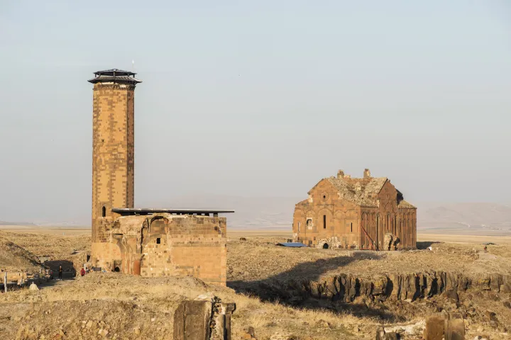 Az erdélyi örmények származási helyeként megjelölt Áni jelenleg egy romos és lakatlan középkori örmény város, amely a török Kars tartományban, az örmény határ közelében található. Az örmény krónikások a Kr. u. 5. században említik először Ánit – Fotó: Semakokal / Getty Images