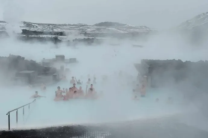 Újranyitott a vulkánkitörés miatt lezárt híres izlandi fürdő, magyarok avatták